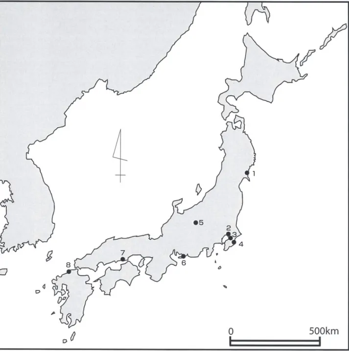 図 1 部分骨合葬例が確認できた遺跡の位置 1：宮城・田柄 2：千葉・貝の花 3：千葉・古作 4：千葉・下太田  5：長野・北村 6：愛知・吉胡 7：岡山・船倉 8：福岡・山鹿 人骨が出土した。2 号人骨は頭位をほぼ北にむけた左下側臥屈葬例であり，2b 号人骨はこの 2 号人骨の下腹部から下肢にかけて，2 号人骨の上に載せられたような形で出土している。状況から見て，これらの人骨は同時合葬されたものと推定される。2 号人骨は 30 代前半の壮年期段階のものであり，男性とされている。2b 号人骨は全部で 300