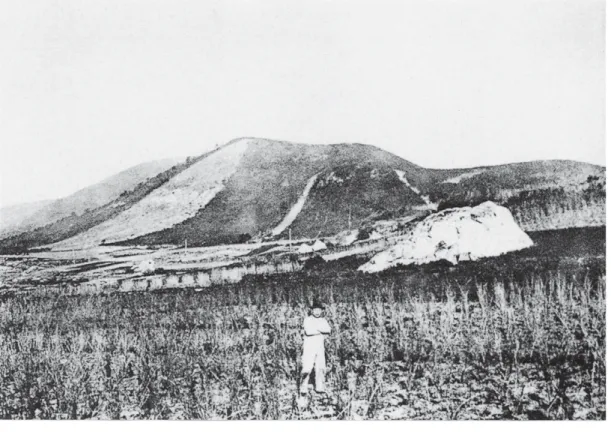 図 9  愛知県吉胡貝塚の矢崎岩と発掘者の清野謙次  ［清野1949］ 矢崎岩はチャートの岩塊で，吉胡集落のシンボルとして吉胡集落・墓地の形態を規定 している可能性がある。高さ4m，基底部は11m×10mある。1922年，東南から写す。 図10 清野謙次による 吉胡貝塚の発掘 ［清野1949］ 清野は1922年10月6日〜30日（ 1号 〜236号人骨），1923年３月22日〜 31 日（237号 〜 304号人骨）に吉胡 貝塚を宮本博人と発掘した。清野 は濱田耕作が岡山県津雲貝塚の発 掘で人骨の位置を地形