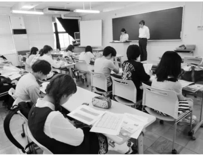 図 1　奈良県産業振興総合センター職員による講演 それをふまえて、学生は 8 つのグループ（1 グループあたりの人数は 4 ～ 5 人）に分かれ、ブレーンストーミングをおこなって発想を広げ、その上で動 画のアイデアを各グループ 2 つにしぼった。それを第 1 案、第 2 案としてそ れぞれ企画書にまとめ、クラス全体へのプレゼンテーションを実施した。企 画書は依頼者にも提出し、依頼者からの意見・評価をふまえて、企画を決定 した。 これと並行して、メディア制作のなかでも、とくに映像制作の流れや動画 編集の役割・