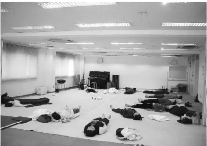 表 1  アンケート用紙 １．リラックスヨーガに参加されてみて，心や体に何か変化 がありましたか？  良い点，悪い点を問わず，もし何か気づいたことがありま したらお教えください。  ２．リラックスヨーガに継続参加してみて，ご自分にとって 良かったことがあればお教えください。                                  ストレッチ＆リラクセーションヨーガの実習            手足のアロマトリートメント：好きな香りを楽しむ              ウォーミングアップの柔軟体操  