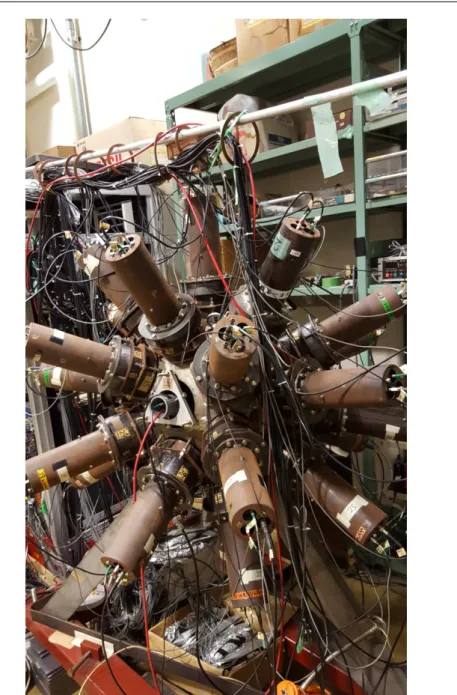 図 3.16 UNI III 検出器概観。中央の三角形の部品はトリガー用光電子増倍管支持具 陽電子トリガーシステム トリガーシステムのブロック図を図 3.19 に示す。二つのトリガー用の光電子増倍管は、ポジトロニウム 生成部を含む陽電子線源部をはさみ、向かい合うように配置されている。二つの光電子増倍管への印加電 圧値はともに 1800 V である。二つの光電子増倍管からの出力信号はそれぞれディスクリミネーターを通 り、コインシデンスモジュールに入力される。コインシデンスモジュールからの出力信号は分けられ、一