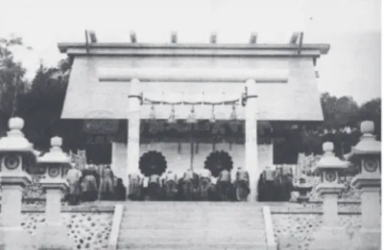 図 8 ：日本時代の通霄神社（国家文化資料庫） 図 ₉ ：現在の通霄神社（筆者撮影） 　しかし戦後、1946年に台湾政府が発令した「行政院訓令各縣市政府拆毀日偽及漢奸建築塔碑 等紀念物」に基づき、神社は共有施設として改造されることになった 39） 。さらに、1947年に「各 省市應籌設忠烈祠令案」が発令されると、当時の鎮長であった湯長城は拝殿を通霄忠烈祠に改 築、国民党の紋章によって装飾し、さらに屋根を中国の伝統的な閩南式の燕尾形に改築した。 図10：屋根の上で国民党の紋章が装飾している（筆者撮影） 39）