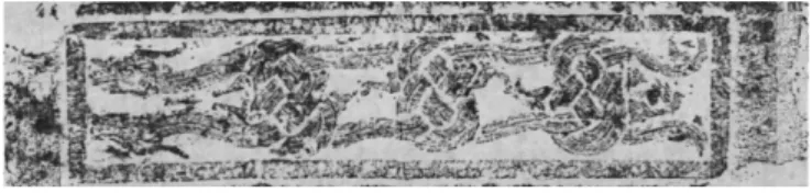 図 9  山東蒼山城前村墓 前室北中立柱 桓帝元嘉元年（151年） 27） 図 9 は、後漢中後期のものであり、構図はいささか複雑になっているにもかかわらず、二匹の 龍が交る構図であることは間違いなかろう。そして、碑文にある説明によれば、                        28） 図 9 は、「双結龍」と称され、「中霤」を守り、辟邪の機能があると認識されていることがわか る。「中霤」とは、王逸が『楚辭章句』で、 中霤、室中央也 29） 。 と注釈し、つまり部屋の真ん中ということであり、換言すれば