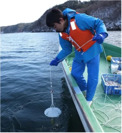 図 2-7  採水の様子 