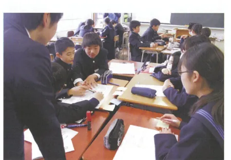 図 9 消防署員に製作した防災マップに関してアドバイスをもらう生徒たち