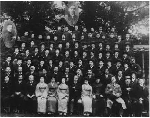 Abb. 4   Gruppenfoto zum Abschlußexamen Frühjahr 1912 an der Kaiserlichen  Musikakademie Tokyo; in der ersten Reihe von rechts das Trio-Ensemble  Junker, Werkmeister, Petzold.