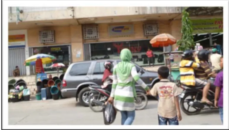 Figure 9. Kaki 5 (means a 5 foot, unlicensed street vendor) in front of formal shops at  Matahari Dept