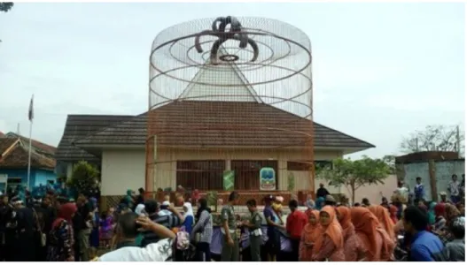 Figure 9. The biggest birdcage, breaking the world record (source: Tribun News.com). 