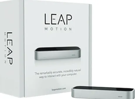 図 4 Oculus DK 2 の正面に Leapmotion をマウントした状態 3)