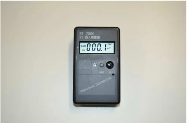 図 1.3: FJ2000 xγ 個人用線量計 このガイガー・カウンターは、 5 万円で研究調査用に購入したものである。付属品として日本 語のマニュアルが同梱しているが、誤字や文法的におかしく、特に使い方や仕様に関しては、不 明瞭で理解しにくいものであった。また、のちに国民生活センターから調査・発表された「比較 的安価な放射線測定器の性能」 8) にて、測定値にばらつきや信頼に欠ける製品であることが分かっ た。このように市場に流通している製品の中には、性能に問題があるものや測定器としての性能 の詳細や説明が
