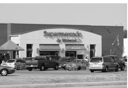 図 1 ウォルマートのヒスパニック対応型店舗（米国ヒューストン）