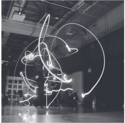 図 7　身体表現ワークショップ「杖道×アート」於東京経済大学 6 号館ス タジオ。杖道師範たちによる演武，撮影：米山チーム（2017 年度メンバ ー）