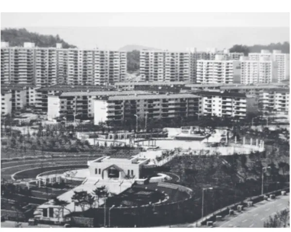 図 11　木洞新市街地 市（広州大団地）の建設で，ここはソウル都心部の再開発にともなう低所得層（撤去民）の移転先として計画ざれた42）。計画は 1968 年から始まり，強制撤去と移転先のインフラ未整備への不満から 71 年 8 月に住民の大暴動が発生したが，73 年 7 月には住宅団地に市政が施行されて城南市が誕生した。その開発主体は初期のソウル市から京畿道に移行され，開発の財源として，造成地を売却して開発利益を吸収する手法が本格的に採用された。 　城南市から 10 年ほど遅れて，1978 年から大韓住宅公