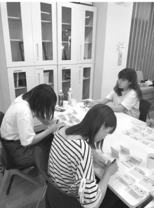 図 ３ 　アイデア出しをする学生の様子 図 ４ 　アイデアのスケッチ ２−５．アイデアの実装 合宿 3 日目、開発体験 2 日目の 8 月21日は、アイ デアの実装作業である。ラジオ体操からスタートし、 チームごとに実装作業を開始した。およそ 6 時間30 分という限られた作業時間で、チームで役割を分担 して実装作業を行った。 15時30分からは各チームが作成した成果物のプレ ゼンテーションを寸劇やデモンストレーション等を取り入れて行い、審査を経て優秀チームの表彰が行われた。ワークショップ最後に交流会として
