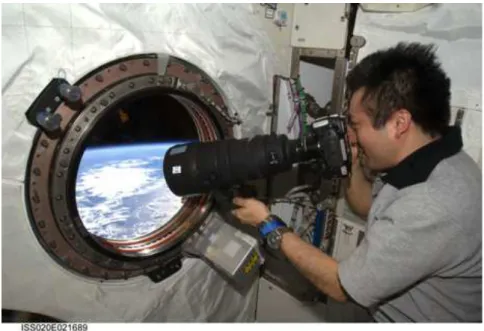 図 13  窓を通した視覚アクセス。宇宙機の外を見ることができることはクルーの心理にとって重要で ある (NASA)  日常生活の衛生やそのほかの事項も 宇宙建築デザインで扱う。宇宙トイレでは 屎と尿を分離し、尿 は水再生に、屎は廃棄するか堆肥化するために貯蔵される。髭剃り、散髪、歯磨き、手洗い、入浴の設備や 道具が宇宙船室に備えられる。これら機能のすべては 安定化して貯蔵するか、将来のミッションのために リサイクルや再生ループを閉鎖するために 固体および液体廃棄物を扱うシステムと組み合わせないといけ ない