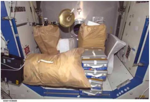 図 9  ゴミ袋と空の食品容器がISS USノード１モジュールに格納されている様子  NASA/ SP-2010-3407 Human Integration Design Handbook (HIDH) (2010).