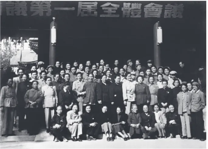 図 ６  中国人民政治協商会議第一回会議の女性代表 女性代表たちはレーニン服を着て会議に参加した。  しかし、経済条件は既に改善されており、服を買うぐらいの経済力を充分に持っていた はずである。にもかかわらず、彼女たちはなぜ依然としてレーニン服を愛用していたのだ ろうか。この点に関しては、次の原因が考えられる。  第一に、長年レーニン服を着用することで、レーニン服はもはや延安女子大学生そして 共産党女性幹部の象徴的な記号となり、レーニン服を通じて、自分自身の階級性・先進性 を示すことができたことである。また