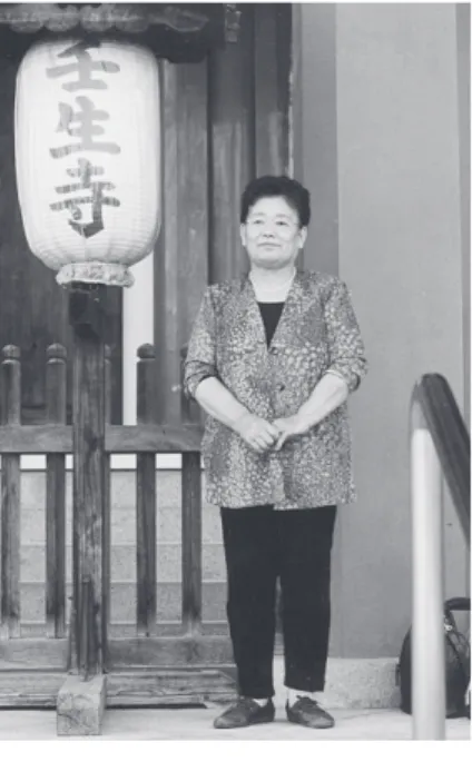 図 ２  梶川絢子（壬生寺にて） はあるわけですねえ。 同じ文脈で、亮治はインタビューからほぼ18年たつ今、自分がどのように変化したのか について語ってくれた。 自分が、身 か ら だ 体が弱ってくることによってねえ、いろいろなことが、こう、わかって来 たね。それは家内（梶川絢 あ や こ 子 昭和 15年４月14日〜平成22 年12月４日）が亡くなっ てからの話ですね。特に、うーん、あのー、家内が居る時はねえ、ものすごく自分で も自信過剰ぐらいね、あのー、自信持ってね。「何の、向かうところ敵なし」という 