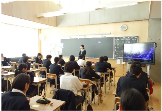 図 5.1  実践授業での動画を用いた導入の様子  動画はタコマナローズ橋が風の共振により崩落する内容のものを用いた。生徒たちは映 像を真剣に見ており、橋が大きく揺れる場面や崩落する場面では驚きの声を口ぐちに上げ ていた。次に高層マンション等の構造物の画像を用いた。動画は年代も国も大きく違った ため、画像では、日本でごく最近ニュースで報道された内容のものを用いて、生徒たちが より身近に感じられるようにした。ここで用いた画像を図 5.2 と図 5.3 に示す。これらの 事例はなぜ起こったのかと問いかけ、生徒た