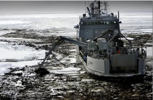 図 4. Runner-4 流出事故対応作業中のフィンランドの油流出対応船 Halli  新世代ブラシバケットの進化  Runner-4 をはじめとする過去の事故で得られた経験から、氷海条件用のより大型で堅牢な機 械的回収装置を開発する必要性が確認されたため、 SYKE は、大型の氷中航行多目的船また は砕氷船に取り付けるという新しいコンセプトによる開発を開始しました。屋内・屋外のテ ストを数回行った後、最初の試作装置が 2005 年に製造されました。以降の章では、2006 年 の屋外テストから厳しい氷海条
