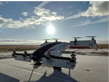 Fig. 1.2: A flying car “Vahana” developed by Airbus (17) を開発している (11) ．これはドローンに搭載されたカメラ映像を用いてパイロット が遠隔操縦することを想定している． また，ドローン技術を用いた大型機として，タクシーのように目的地まで移動す るための乗り物が開発されている (12)(13)(14) ．アメリカの Terrafugia 社はチルトロー タを用いた垂直離着陸型の空飛ぶ自動車 “TF-X” を発表し，Workhorse 社は 2 人