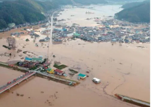 図  2-7  平成 16 年台風 23 号による円山川の破堤状況  [国土交通省, 2005] 