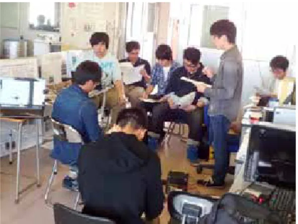図 4   学内における事前打ち合わせの様子  図 5   コンコース内Jにおけるイベント開催場所の確認  ここで本来であれば、我々が開発した太陽光パ ネルを備えた防水防塵の屋外設置型遠隔監視シス テムを種差海岸に設置すれば、種差側では無人で 運用出来るのであるが 10) 、残念ながら準備時点で 種差海岸の管理者より設置の許可が得られなかっ た。その為、今回は 2 日間、仮設置と撤去を繰り 返しメンバーによる監視の下、配信を行うことに した。そして、不測の事態に備えて図 6 の様に大 量のバッテリーを用意し