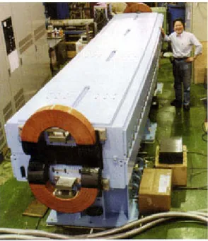 図 5：ポリミド樹脂を含浸してコイルに成形された      ストランド線の断面図  5 50-GEV MR  50 GeV MR については、高周波系、入出射系以外の殆ど の加速器機器は既に発注されている。96 台の長さ 5.85 m の BM の内、最初の 1 号機が納入され、磁場分布測定およ び励磁試験が行われた（図 6）。  第 2 節で述べたように、MA 空洞は以下のような画期的 な性質を持っているが故に、両リングとも MA 空洞を使用 する。まず、従来のフェライト空洞に比較して、10 倍近い 高電