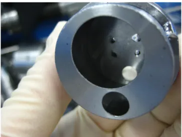 図 3.16 Fr 中性化器熱シールド外観．手前側上部の直径 20 mm の穴から Fr イオン ビームを入射する．手前側中央下部の小さな穴には碍子付き中性化標的を挿入する．