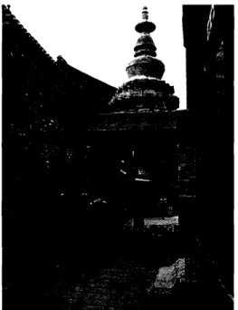 図 3 . 西津波旧街の一角にある元代の石塔 遊金 陵渡 唐 張砧 金 陵津波小 山楼､一宿行人 目可愁｡ 潮落夜江斜月裏､両三星火是瓜洲｡ 本詩 は､作者 が金 陵渡 ( 西津波)近 くにある小 さな二階建 ての宿 に泊 まった時､目に映 っ た景色 に対す る描写 を通 して､旅人 の淡 い旅愁 と夜 の静 けさを表現 す る ｡ 静 かになった 夜 の長江 に一輪 の残月 が懸 り､幽かにみ え る二つ､三つの瞬 く明か りが､遠 く離 れた長 江対岸 にある瓜洲渡 であろ う ｡ 恰 も詩 が画 と