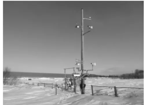 図 6  Snow Particle Counter (SPC) の外観 表 1  気象観測項目 図 4  吹雪観測タワー（弟子屈吹雪観測サイト）図 5  筒型ネット式吹雪計（左）および     タンス型ネット式吹雪計（右） 図 3  弟子屈吹雪観測サイト （国土地理院地図に加筆したもの）観測項目観測間隔設置台数気温10分1風向風速1秒弟子屈：4 （設置高度：1m～7m）石狩：3 （設置高度：1.3m～6.2m）視程1秒1積雪深10分1日射量10分1 動画映像 連続（ 6時～18時） 1 図 2  石狩吹雪