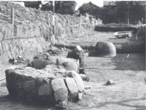 Fig. ２　１・２・３号土器棺の出土状態 Fig. ３　１号土器棺 Fig. ４　２号土器棺３．ひしめきあう土器棺 　河原田遺跡の発掘調査で確認された遺構は土器棺墓だけです。土器棺とは、土器（甕や壺）を利用した棺のことです。竪穴住居とか柱穴などの生活遺構は検出されていません。　河原田遺跡では、調査区の中から８基の土器棺墓が見つかっています。１号土器棺から８号土器棺まであります。このほかに、調査区の外からも、９号土器棺・10号土器棺と２つの土器棺が出土しています。ここからは土器棺の話をして参ります。　まずこ