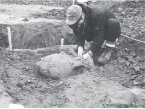 Fig. ５　６号土器棺の出土状態（岩野見司氏撮影） Fig. ６　６号土器棺 Fig. ７　10号土器棺 Fig. ８　10号土器棺の埋設イメージ　次の写真は、６号土器棺の出土状態です（Fig