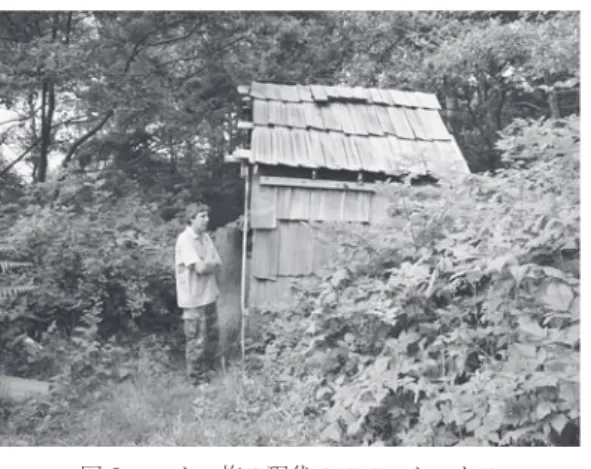 図 ５  マカー族の現代のスモークハウス スモークハウスを見て、一層、屋代遺跡の中央に炉のある掘立柱建物がスモークハウスであったと確信したのです。桜町遺跡とサケ・マス論 ５年前に私が動物骨の報告を担当した富山県小矢部市の桜町遺跡もサケ・マス論の実証に大きな役割を果たしました。この遺跡の中央を貫く国道８号線を、片側１車線から２車線に拡幅するために発掘したところ、大量の建築部材や木器、編みかごが出土したことで全国的に有名 になりました。この谷間では縄文時代を通じ て、少なくとも 1000 年とか 2000 年ご