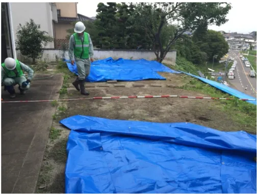 図 10  崩壊部分上部の民家の庭（滑落崖から民家までの距離が 6m 程度）  ４．被害概要と崩壊部分に関する分析    崩壊の主たる要因は， 9 月 10 日から 11 日にかけての豪雨による斜面内水位の上昇による 不安定化であり，太陽光発電パネルの設置によって斜面の安定性が低下した可能性はある． ただし，この崩壊個所については，その他にも崩壊の要因となる素因が存在する．図 11 に 示すように，この斜面は急傾斜地崩壊危険箇所（地形による評価を中心としたスクリーニ ングにより抽出された被害の可能性がある箇