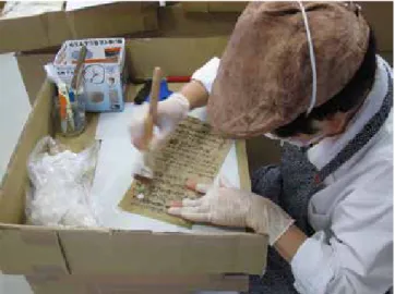 図 5.4 　宮城県石巻市・本間家土蔵からの歴史資料レスキュー （ 2011 年 4 月 8 日） 図 5.5 　市民ボランティアによる被災古文書の応急処置（2013年7月　宮城県仙台市） 3    「宮城県沖地震の長期評価」 2000 年 11 月 27 日 http://www.jishin.go.jp/main/chousa/00nov4_2/miyagi.htm 4   平川新（2005） 「災害「後」の資料保全から災害「前」の防災対策へ」 『歴史評論』666 5    天野真志「被災した古文書の復