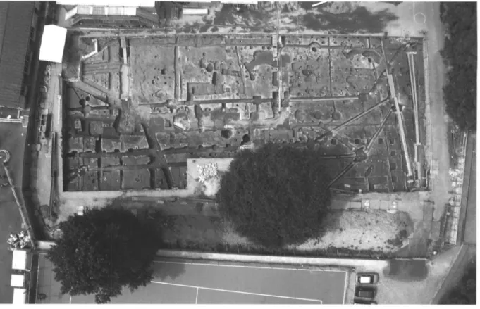 図 4  仙台城跡二の丸北方武家屋敷地区第11地点調査状況 (8月 7日 、古期大型遺構の掘り下げ前 ) した ものである。そのため、地下鉄東西線機能補償関係の調査成果 をとりまとめた報告書 を、 2010年 度に別途刊 行する予定である。 この武家屋敷地区第 H地 点の調査については、次に概略 を述べ る武家屋敷地区第 12地 点の調 査成果 を含めて、そちらに掲載する予定である。 ・仙台城跡二の丸北方武家屋敷地区第 12地 点 (BK12・ 2007‑15、 東西線機能補償屋外給排水設備その他 ) 川内