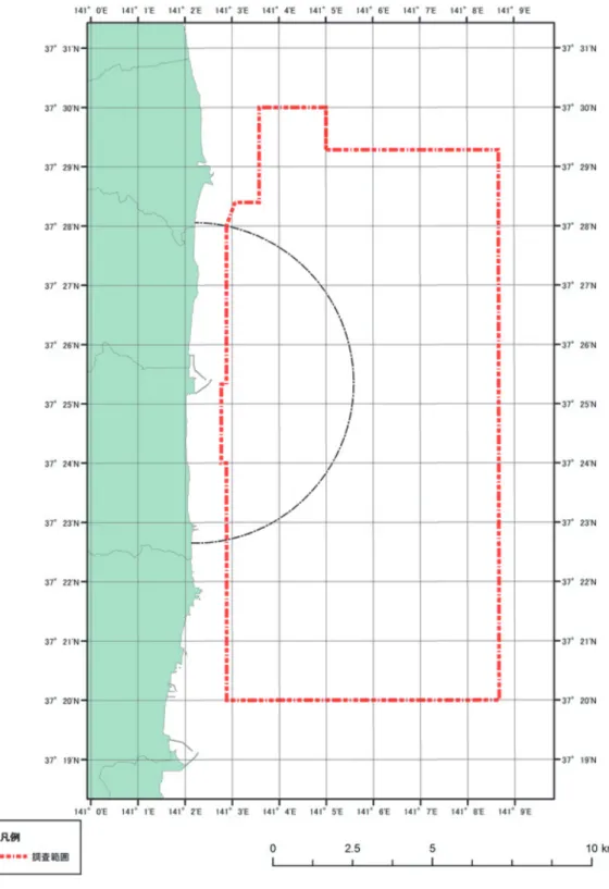 図 4 海底地形・土質調査を実施した領域（平成 26 年度）  2.2 曳航型ガンマ線スペクトロメータを用いた放射能測定    曳航型ガンマ線スペクトロメータは，ガンマ線検出器，光電子増倍管（ PMT），データロガーをアルミニウム 合金製の水密・耐圧容器に封入したもの（図 5）であり，直径 15 cm，長さ 8 m のゴムホースで覆ったものである． PMT とデータロガーへの給電には，リチウムイオンバッテリーを用いた．曳航体を覆うゴムホースは，航行時の 曳航体への衝撃から保護する目的で用いており，さらに曳航