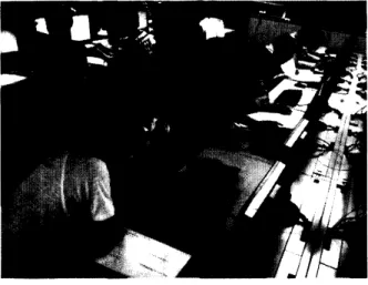 図 1: ペアでの演習風景． 図 2:3 マンセルの様子． 実際の授業光景は図 1 の通りで，頭を寄せ合っていくつかのグループができているのが 分かると思います．図 2 の手前の女子達が 3 マンセルでの様子を示しています．数分経 つと， 3 人が一斉に立ち上がって，ポジションを回すという作業を授業中繰り返してい ました．他のペアがキーボードの受け渡しだけで済ましているので，ちょっとびっくり します． ペアプロの効用のいくつかを簡単に紹介します． 単純なミスのチェック : ペアプロを始めてすぐに役に立っのが