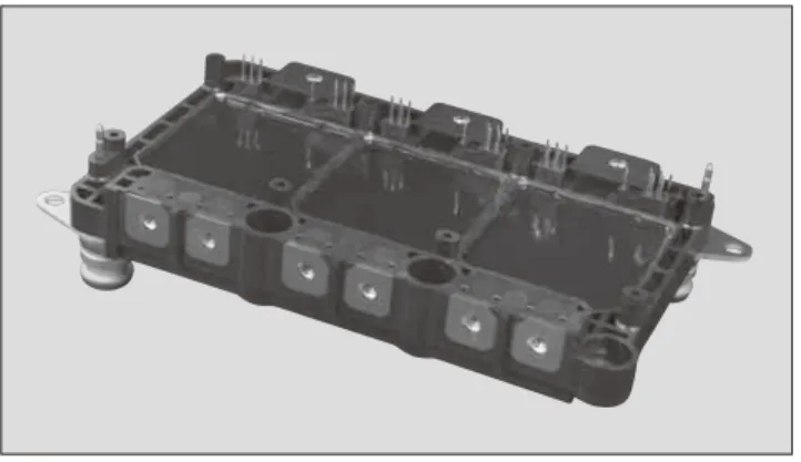 図 1  車載用大容量 IGBT モジュール「M660」 表 1   「M660」の特徴 項 目 M660 従来品 内部配線 リードフレーム ワイヤボンディング チップ RC-IGBT RC-IGBT コレクタ・エミッタ 電圧 750 V 750 V 定格電流 1,200 A 800 A コレクタ・エミッタ 飽和電圧 1.54 V 1.98 V 熱抵抗 0.09 ℃/W 0.13 ℃/W 外形寸法（mm） W178×D116×H24 W162×D116×H24 電力密度 684 kVA/L 433 kVA/