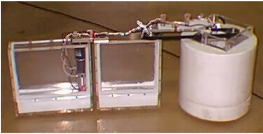 Fig. 2.3: Floating 2-link underwater robot manipulator 2.3 実　験 ここでは，Fig. 2.3 のロボットを用いた実験を行い，モデリングおよび制御法の有 用性を検証する． 2.3.1 実験システムの構成 実験システムの構成を Fig