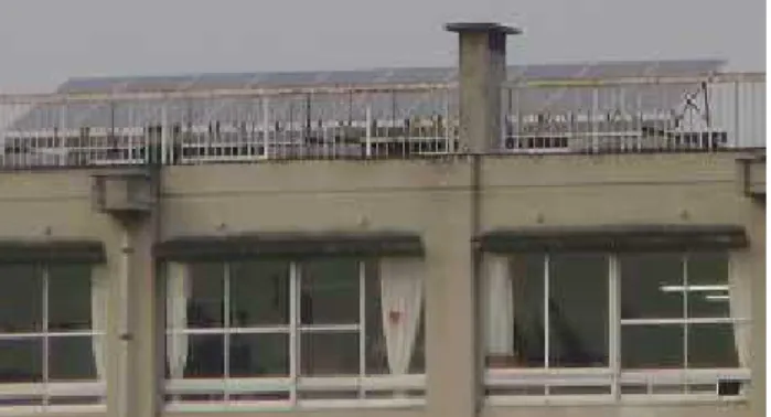 図表 4-1  太陽光発電システムが設置された中学校  資料：川越市にて筆者撮影（2009 年 11 月 10 日）。    太陽光発電が公共施設に設置されている事例は最近ではよく見かけるようになったが、 川越市ほど進んだ取組は全国的にも稀であろう。すべての市立小中学校に太陽光発電が設 置されているということは、それを利用して市で統一した環境教育を行うことが可能であ るし、その影響・効果は大きいと思う。子供たちを通してその家族や他の市民を巻き込ん で地球温暖化対策を進めていくことも、非常に効果的である。  