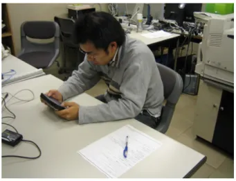 図 6.1 実験の様子 みたいと思う候補地を決定するまで自由に操作してもらった．アンケートでは，設問とともに自由 にコメントを記入できる欄を設置することにより，要件の達成度を定性的に評価するだけでなく， システムの今後の課題，可能性についての検討を行うことを目的とした． 6.3 実験結果および考察 本節では，実験結果をまとめるとともに，結果を基に以下に述べる 4 つの視点から考察を行う． 本実験で被験者に記入してもらったアンケートの回答結果を図 6.3 および以下に述べるそれぞれの 項目毎に，アンケートの最
