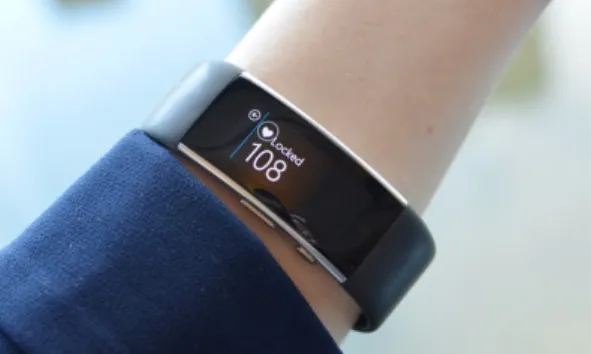 図 1.1 Fitbit による歩数と心拍数の計測 図 1.2 Microsoft Band によるストレス値の計測
