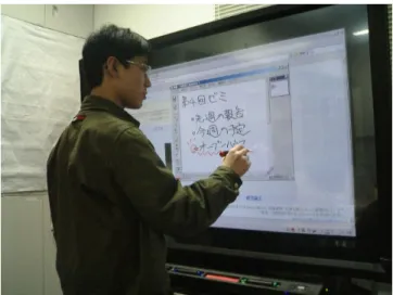 図 2.3: タッチパネルを用いたインタフェース 図 2.4: マウス 図 2.5: リモコン を利用したものが多い。そこで、まずは、この２つのインタフェースについて見ていく。ま た、家庭にあるテレビやプロジェクタを操作するのによく利用されるリモコン（図 2.5 ）につ いても見ていく。 2.2.1 マウスを用いたインタフェース マウスは、従来のサイズのディスプレイで非常によく利用されるインタフェースであり、ま た使い慣れているため、現在、大画面においてもよく利用されるインタフェースの一つであ る。マウスは