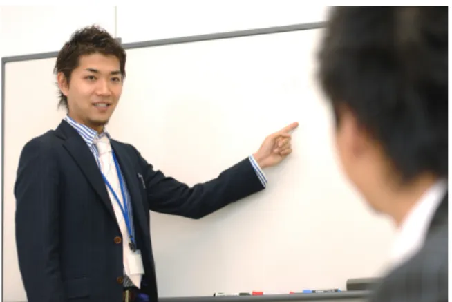図 1.1: プレゼンテーションにおける身体動作 多くの人間の時間が無為に奪われてしまうことになる．それゆえ，発表者には，どうすれば 聴衆により理解してもらえるか，納得してもらえるかを踏まえて効果的なプレゼンテーショ ンを行うことが求められる．発表者には，発表資料を作り込むことはもちろんのこと，身体 動作のチャンネルまでをも利用した効果的なコミュニケーションをとることが求められるの である． 身体動作の中でもスライドに対する指示は，プレゼンテーションにおいて重要な役割を担 う．スライドを指すことによって，ス