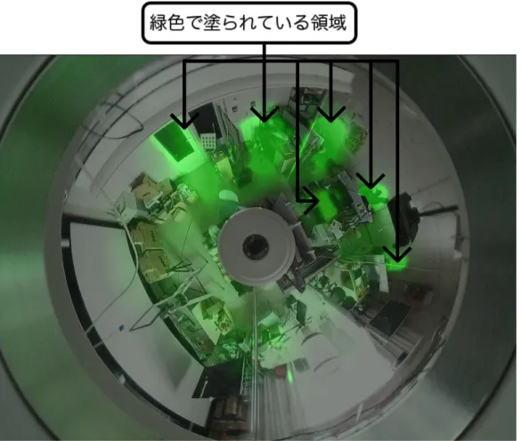 図 3.2: 変化領域の提示例 認できる．この事から分析対象期間中ドアの開け閉めが多く行われたこと， 5 つの机において 長い時間作業が行われていたことが推測できる． 図 3.2 では変化領域を示す色の色相は緑色 1 色を用いているが，赤色を合わせて用いる事 により， 2 期間の変化領域を同時に示す変化領域画像を作成できる． 2 期間の変化領域を同時 に示すことができれば，映像分析者は異なる期間における変化領域の違いを観察することが できる様になる． 2 期間の変化領域を同時に示す提示例を図 3.3 に示す