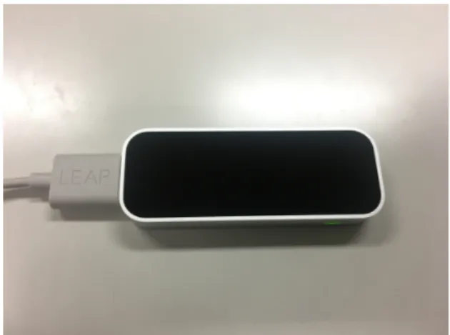 図 2.2: Leap Motion 2.3 Leap Motion を用いた文字入力手法 細野ら [4] は，両手をかざすことで指先を中心として円環状に右手に子音を左手 に母音を表示し，指を動かすことによって濁音半濁音を含まないひらがな文字を 入力する手法を提案した ( 図 2.3)