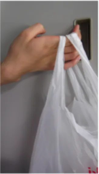 図 4.6: 操作手に荷物 (1.5kg) を持った実験姿勢