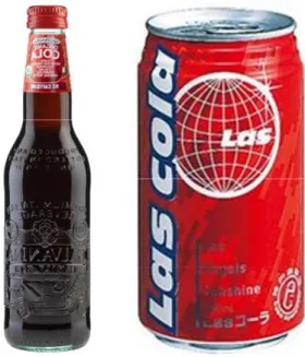 図 11：実験題材(左：GALVANINA Organic Cola  右：神戸居留地 LAS コーラ)  (http://www.amazon.co.jp/ より画像引用 )    被験者に飲んでもらうのは、 「ラスコーラ」である。後述にグループを 3 つに分け るとあるが、そのグループすべて「ラスコーラ」を飲んでもらう。これは予備実験に より、「ラスコーラ」の顧客満足度が並み以下であることによる。今回の実験では知 覚品質が高いと、失望を感じにくくなり、事前期待の負の不一致が起こりにくく、実 験が難しくな